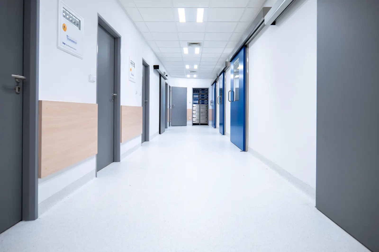 Chodba nemocnice se sádrokartonovými stěnami a podhledy