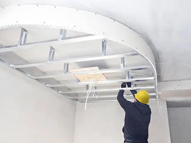 Montáž kovové konstrukce sádrokartonového podhledu